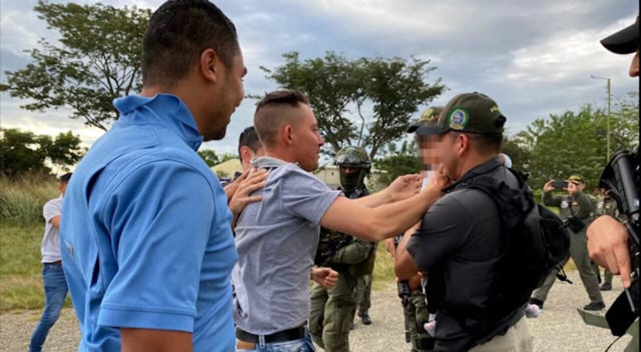 Momento en el que el padre de Erick lo recibe entre sus brazos tras su rescate.