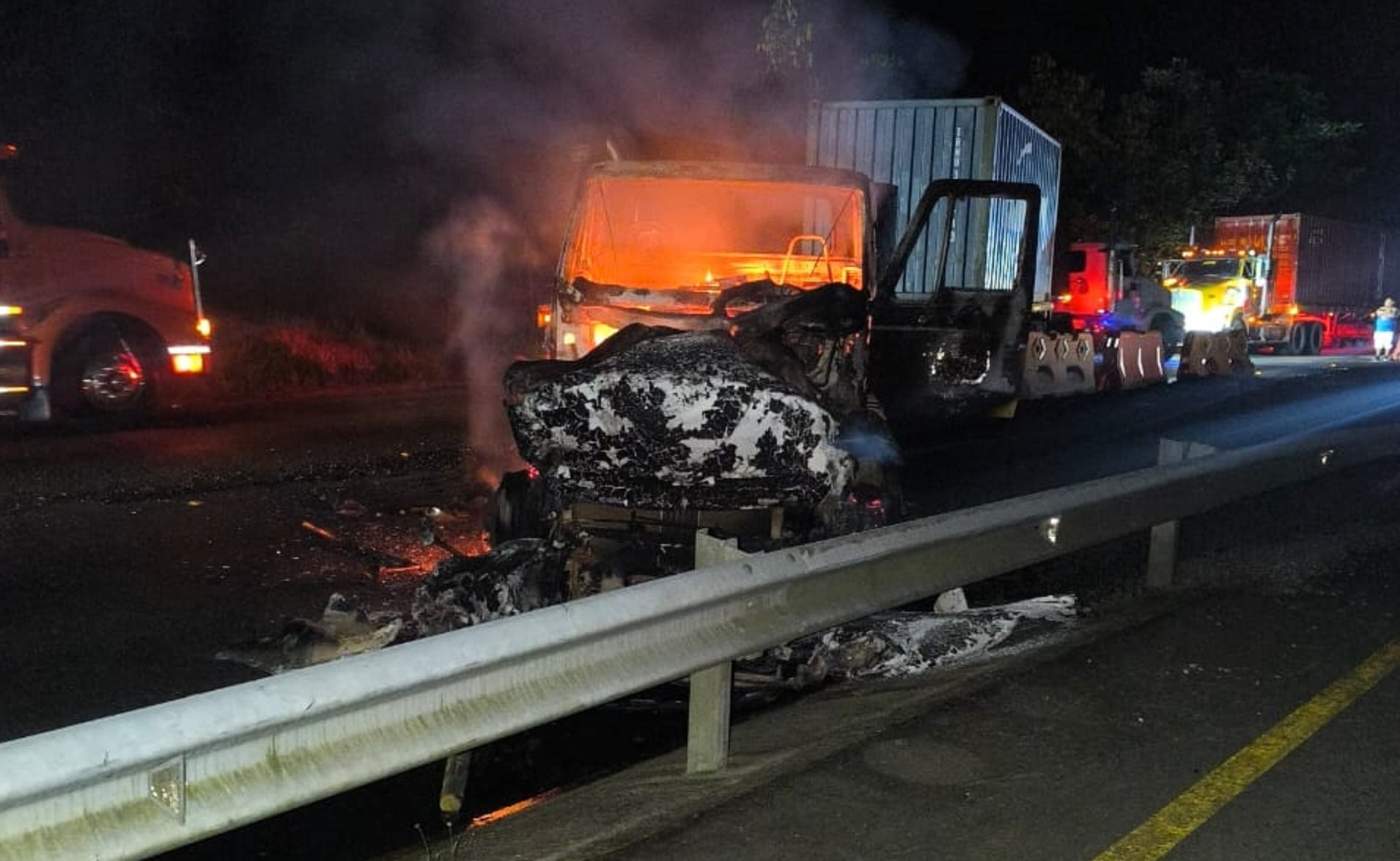 Tres vehículos de carga fueron incinerados en la mañana de este viernes por guerrilleros del ELN en la Vía Buenaventura-Loboguerrero.