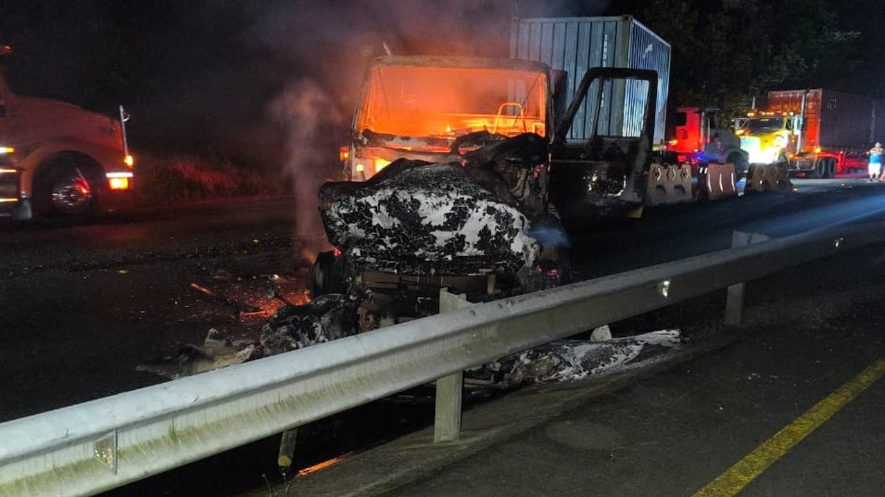 Tres vehículos de carga fueron incinerados en la mañana de este viernes por guerrilleros del ELN en la Vía Buenaventura-Loboguerrero.