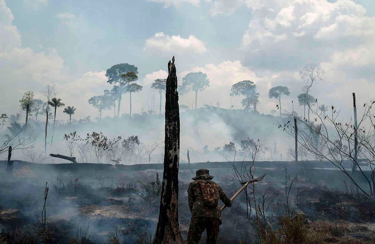 ARCHIVO - En esta fotografía de archivo del 3 de septiembre de 2019, un soldado brasileño apaga incendios en la región de Nova Fronteira en Novo Progresso, Brasil. En 2019, el bosque alrededor de la ciudad de Novo Progresso estalló en llamas, los primeros grandes incendios en la estación seca de la Amazonía brasileña provocaron la indignación mundial contra la incapacidad o la falta de voluntad del gobierno para proteger la selva tropical. El presidente Jair Bolsonaro se comprometió a controlar las quemas en el bosque en 2020, pero el humo vuelve a ser denso en el área. Foto: Leo Correa, Archivo / AP  