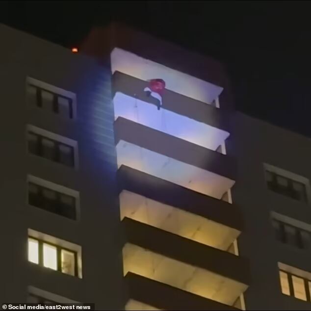 Hombre vestido como Papá Noel cayó desde un piso 24