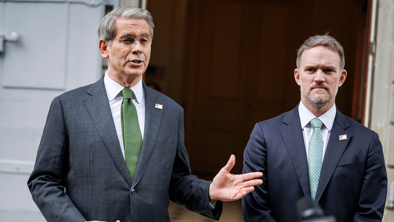 El secretario del Tesoro de EE. UU., Scott Bessent (izq.), y el representante comercial de EE. UU., Jamieson Greer, hablan con los medios tras las conversaciones entre altos funcionarios estadounidenses y chinos sobre aranceles en la residencia del embajador permanente de Suiza ante las Naciones Unidas en Ginebra el 11 de mayo de 2025.