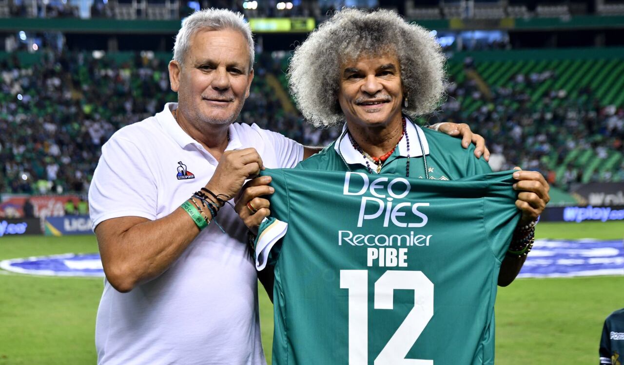 El 'Pibe' Valderrama recibió una homenaje en el estadio del Cali.
