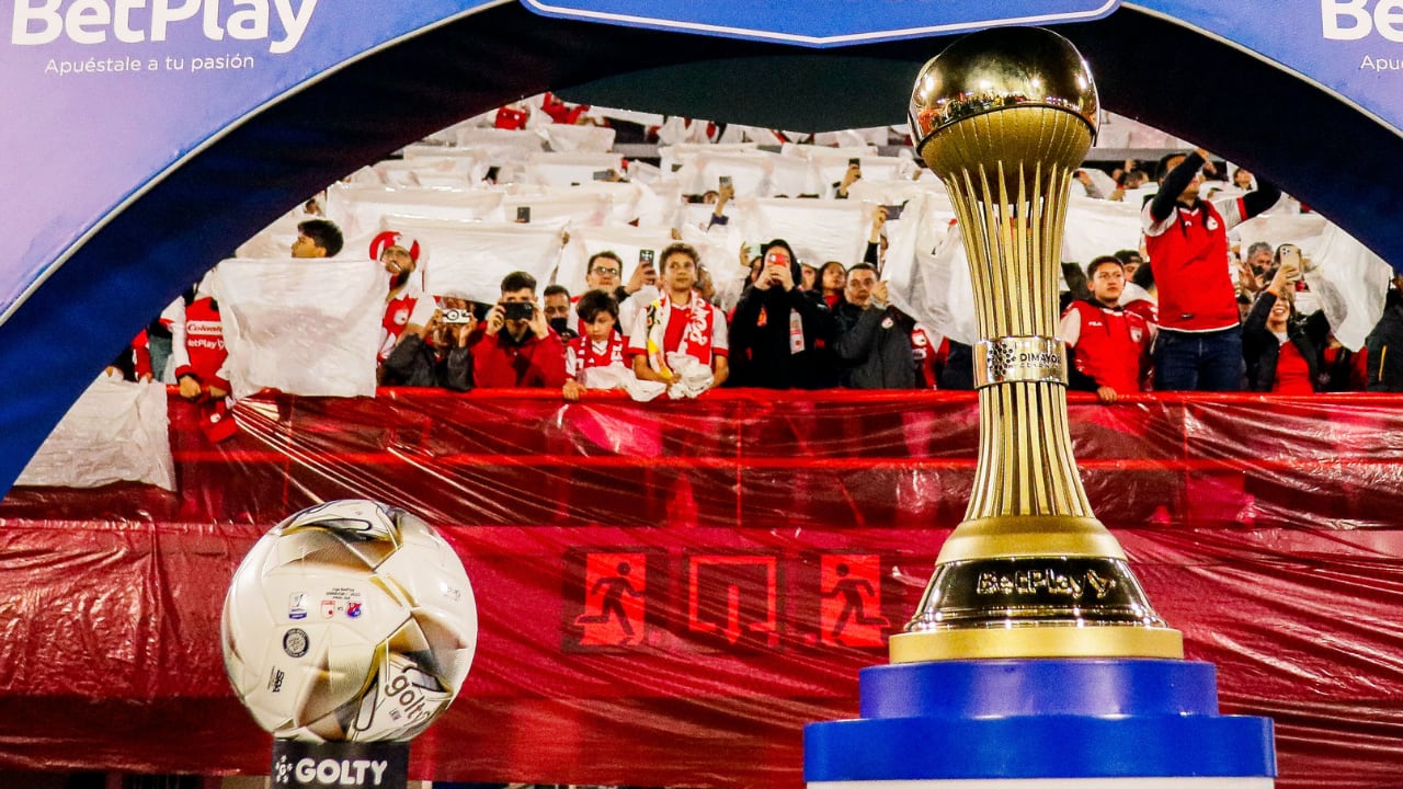 Trofeo de campeón en Liga BetPlay 2025-ll.