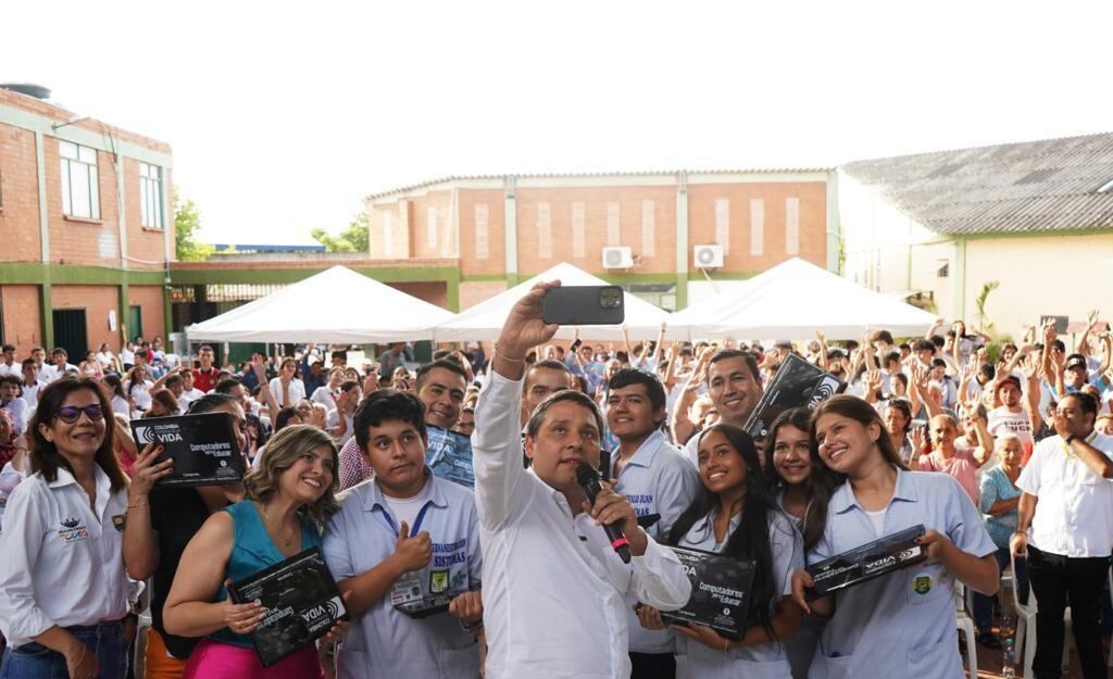 Mauricio Lizcano, ministro TIC, lideró la entrega.