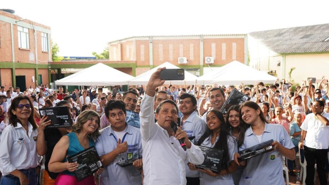 Mauricio Lizcano, ministro TIC, lideró la entrega.