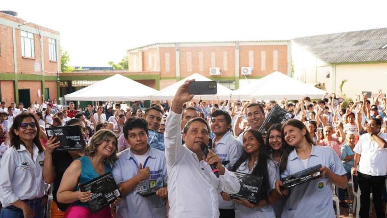 Mauricio Lizcano, ministro TIC, lideró la entrega.