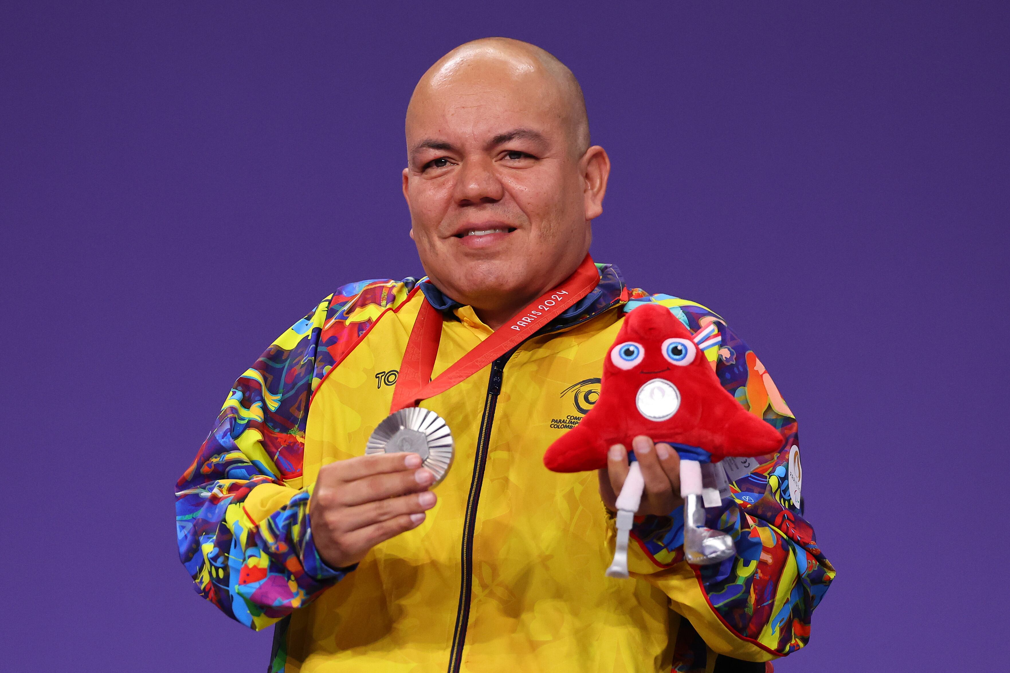 El medallista de plata Edilson Chica Chica del equipo Colombia posa para una foto con sus medallas después del individual masculino - BC4 el quinto día de los Juegos Paralímpicos de Verano de París 2024 en el South Paris Arena el 2 de septiembre de 2024 en París, Francia.