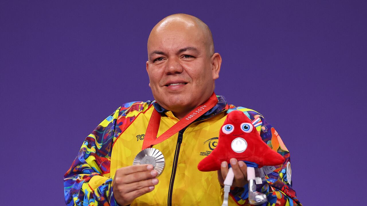 El medallista de plata Edilson Chica Chica del equipo Colombia posa para una foto con sus medallas después del individual masculino - BC4 el quinto día de los Juegos Paralímpicos de Verano de París 2024 en el South Paris Arena el 2 de septiembre de 2024 en París, Francia.