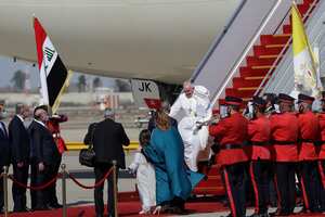 El Papa Francisco llega al aeropuerto internacional de Bagdad, Irak, el viernes 5 de marzo de 2021. El Papa Francisco se dirige a Irak el viernes para instar al número cada vez menor de cristianos del país a que se quede y ayude a reconstruir el país después de años de guerra y persecución, dejando de lado la pandemia de coronavirus y preocupaciones de seguridad. (Foto AP / Andrew Medichini)