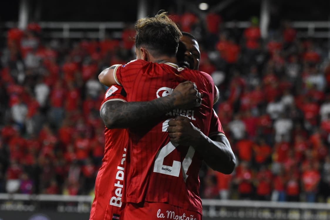 Tomás Ángel (21) celebra tras marcar el segundo gol del América de Cali contra el Junior de Barranquilla en el juego de la fecha 7 de la Liga II-2026.