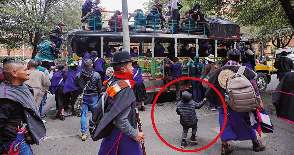 Los indígenas llegaron en dos chivas. 