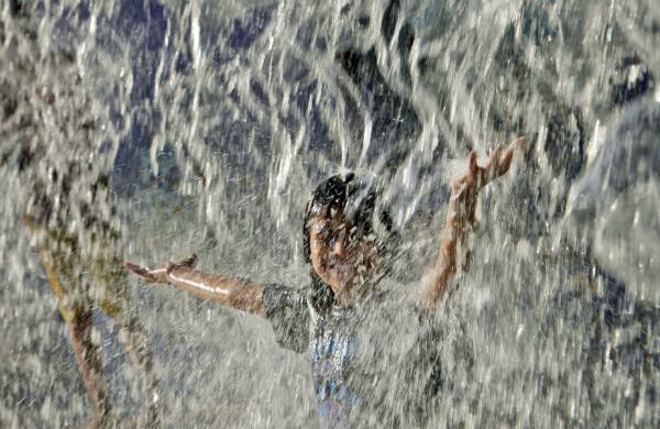 Un niño juega en un parque acuático en Hyderabad, India, durante una fuerte oleada de calor que ha llegado hasta los 44°C. (AP)