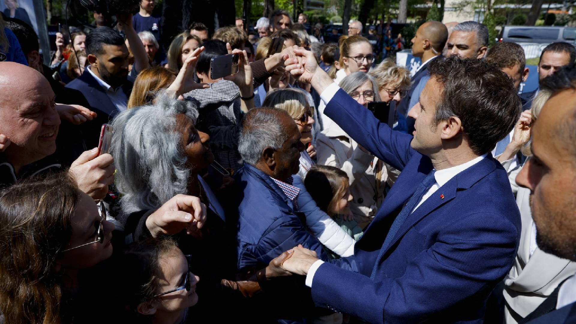 Con casi 49 millones de franceses habilitados para votar, hasta el mediodía, un 26,41 % ya habían ejercido su derecho.