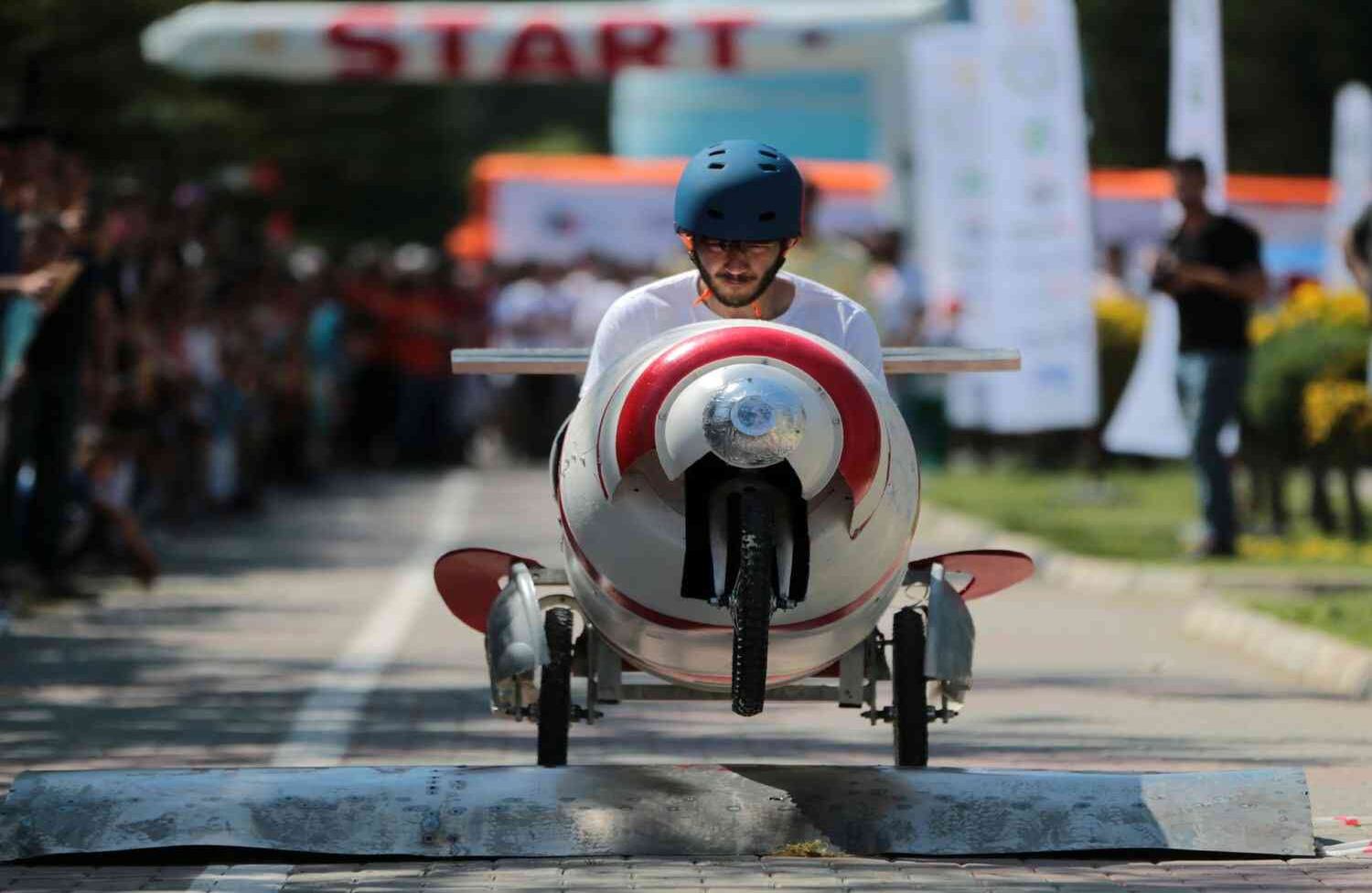 se organizó la "carrera de coches diseñada por Porta-Car". Los estudiantes de Ingeniería Automotriz y Mecánica de la Universidad Çukurova se reunieron en el Parque Central con vehículos hechos de materiales tales como refrigeradores, tambores y cabinas de ducha, de acuerdo con el tema del carnaval de materiales reciclados. Doce vehículos, coloreados con diversos adornos y accesorios, compitieron en el recorrido de 200 metros, que los participantes del concurso avanzaron empujando. (Ibrahim Erikan - Agencia Anadolu)
