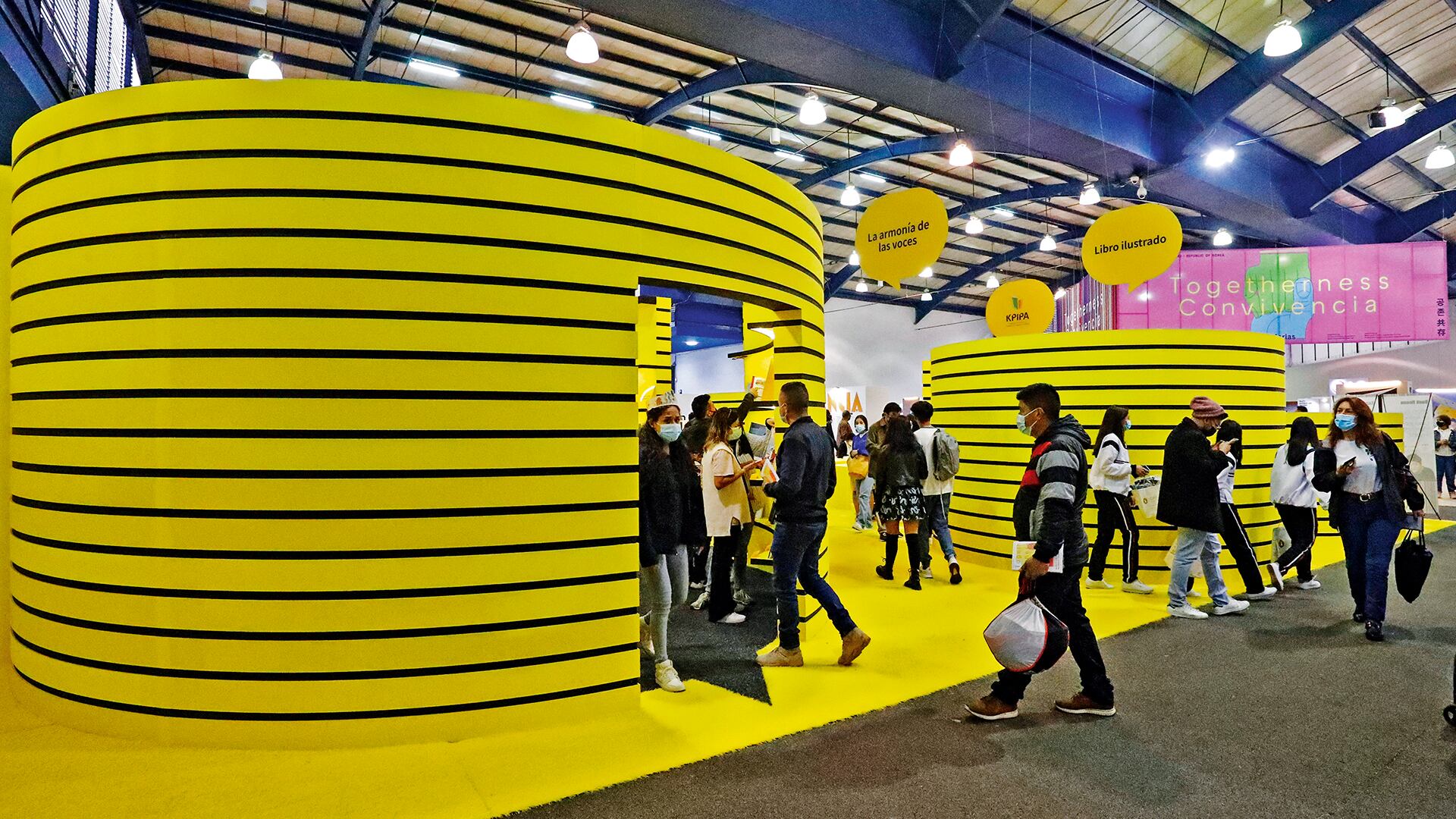 Una de las ferias que retomó su carácter presencial es la Feria Internacional del Libro de Bogotá.