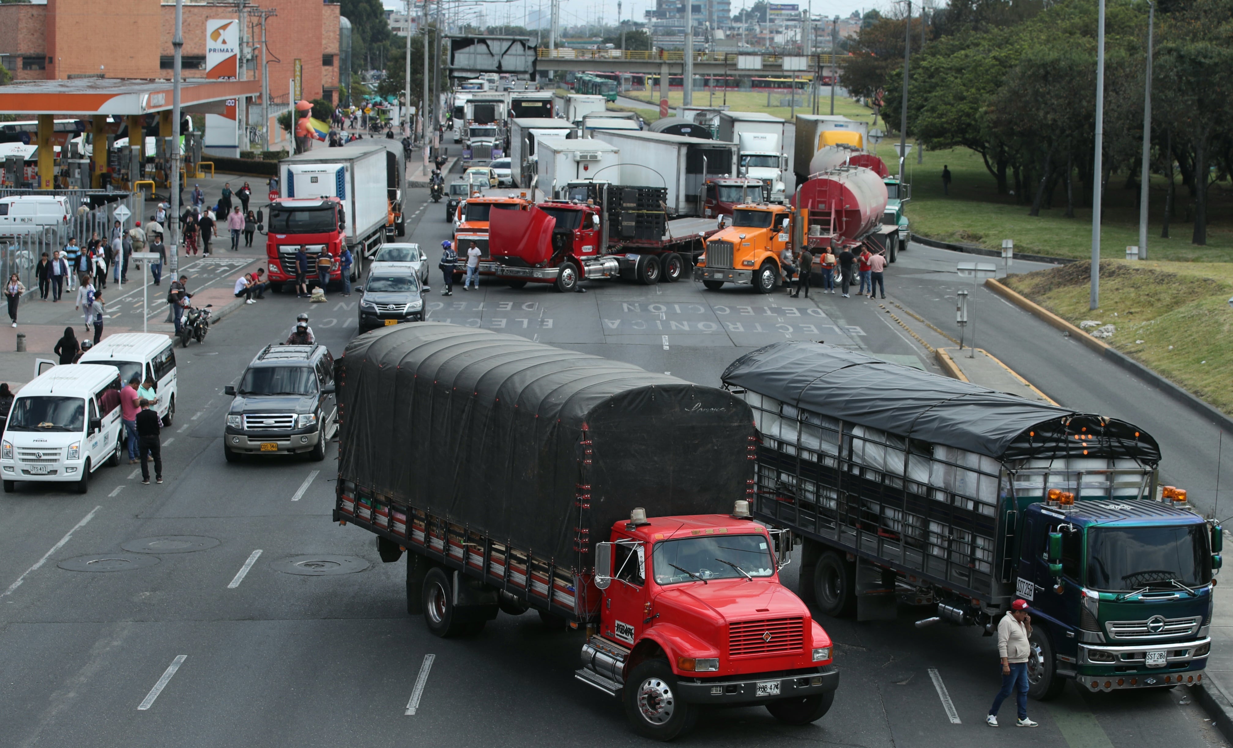 Paro de transportadores, camioneros en la autopista norte con calle 183
protestas por el alza al ACPM