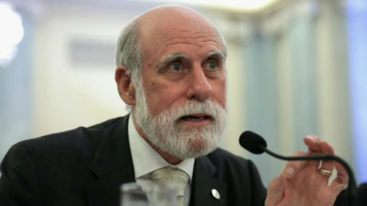 Uno de los padres de internet estudia cómo enfrentar el problema que "amenaza con erradicar nuestra memoria".