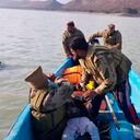 En esta foto publicada por Inter Services Public Relations, un soldado del ejército regresa después de recuperar el cuerpo de un niño durante una operación de búsqueda en Tanda Dam, en Kohat, un distrito de la provincia pakistaní de Khyber Pakhtunkhwa, el martes 31 de enero de 2023. (Inter Services Public Relations via AP)