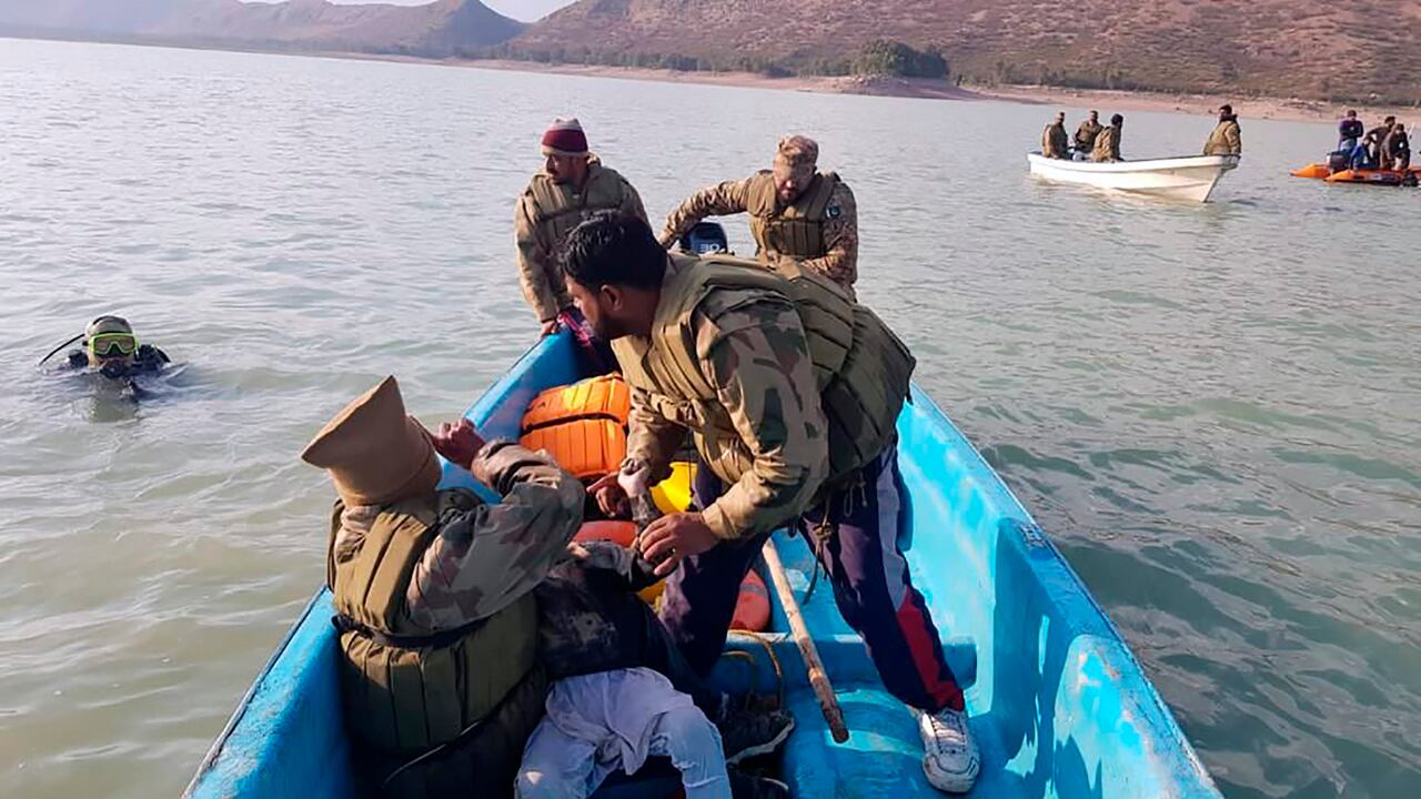 En esta foto publicada por Inter Services Public Relations, un soldado del ejército regresa después de recuperar el cuerpo de un niño durante una operación de búsqueda en Tanda Dam, en Kohat, un distrito de la provincia pakistaní de Khyber Pakhtunkhwa, el martes 31 de enero de 2023. (Inter Services Public Relations via AP)
