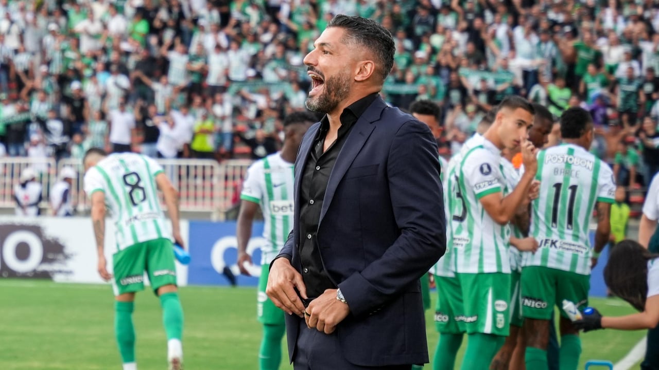Javier Gandolfi en la línea durante el partido de Atlético Nacional vs. Bahía