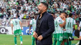 Javier Gandolfi en la línea durante el partido de Atlético Nacional vs. Bahía