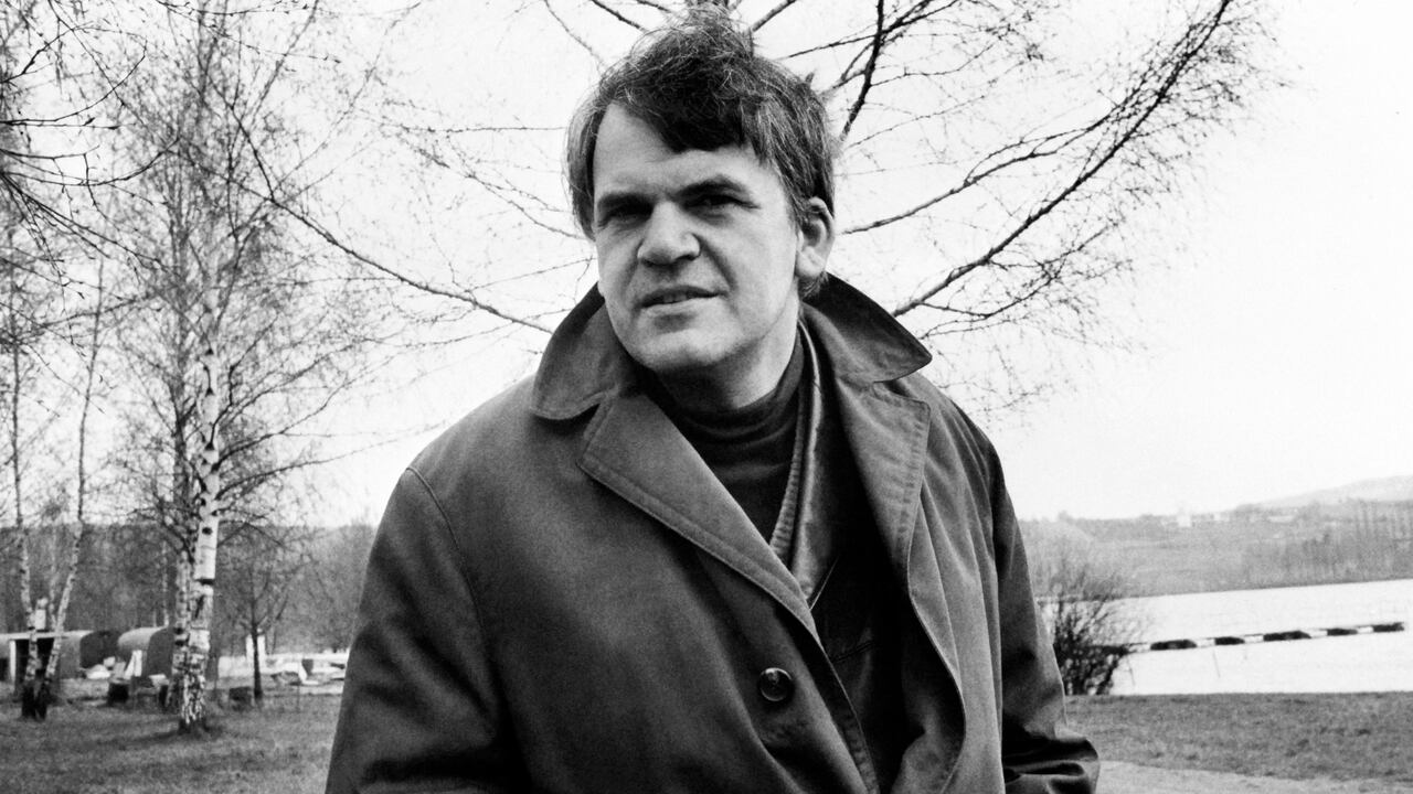 Retrato tomado el 14 de octubre de 1973 que muestra al escritor francés de origen checo Milan Kundera en Praga.