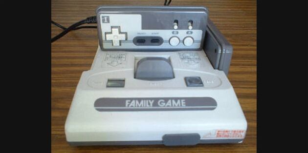 Family, como se conoce comúnmente, fue una consola que se masificó en Colombia debido a su bajo precio. Muy parecida a un Nintendo, se decía que eran fabricadas en China. Además de su precio, el gran catalogo de juegos que traía incorporado le dio su valor diferenciador frente a otras. 1990. 