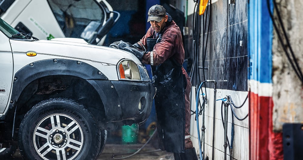 Se prohíbe el uso de agua potable para el lavado de fachadas, parqueaderos y vehículos. 