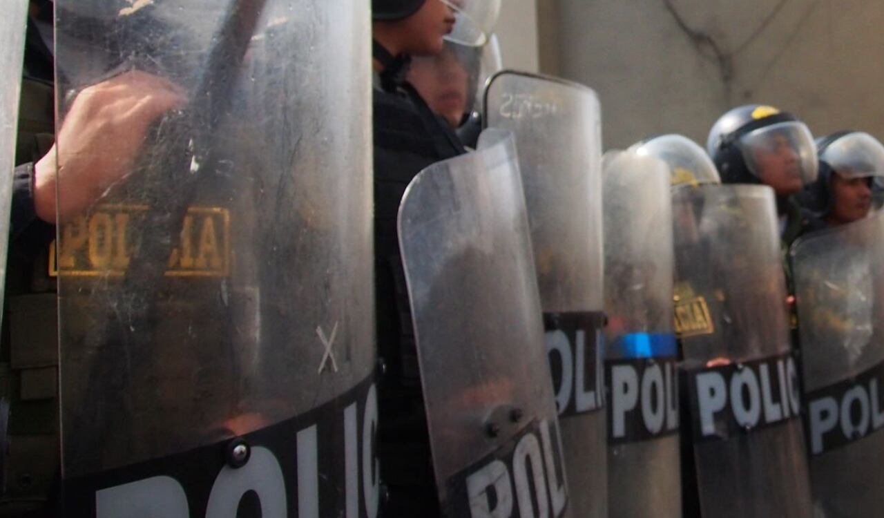 La fuerza pública en Perú usó toda su artillería para restablecer el orden en la Universidad de San Marcos en Lima, Perú