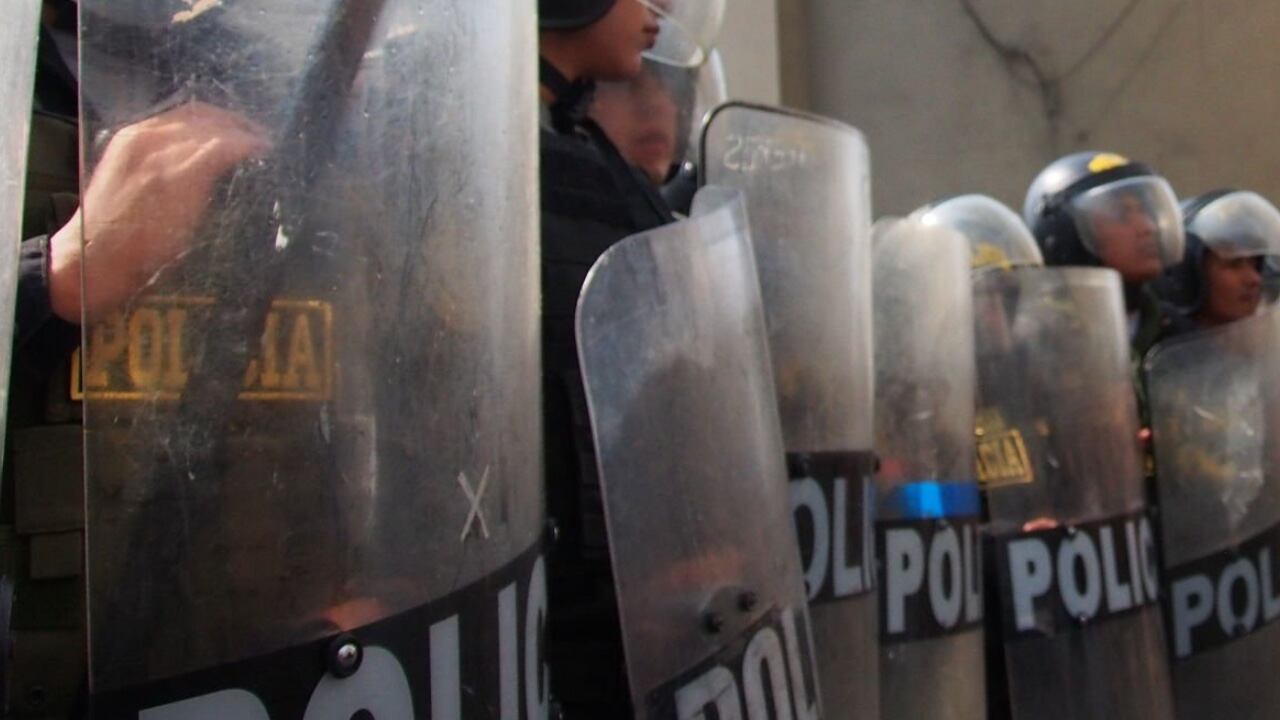 La fuerza pública en Perú usó toda su artillería para restablecer el orden en la Universidad de San Marcos en Lima, Perú