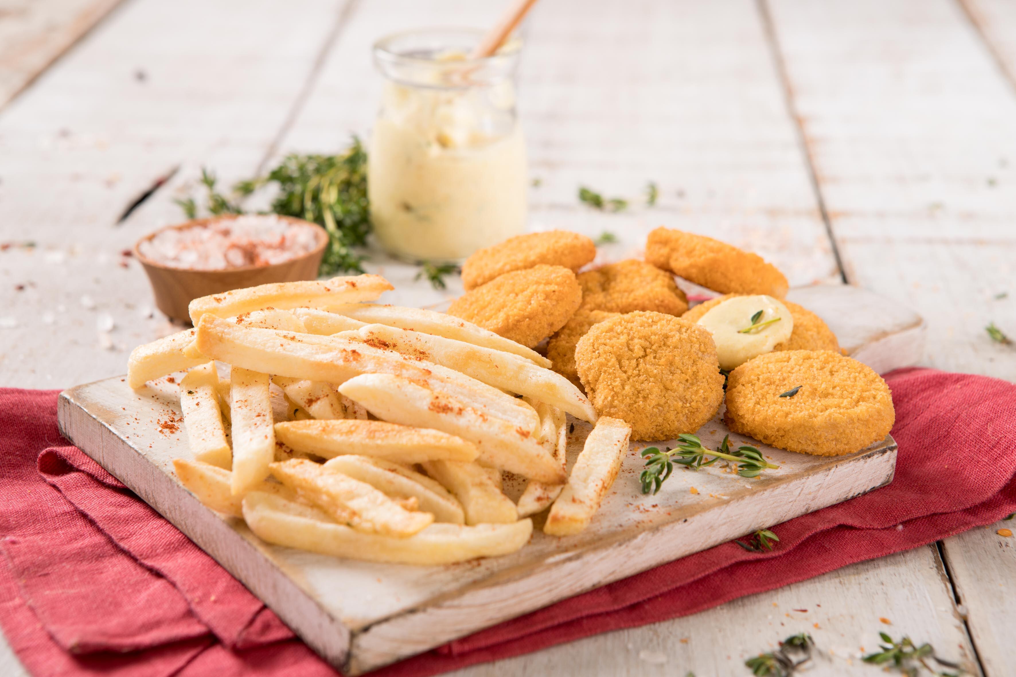 Nuggets de pollo Zenú, con paprika y salsa de yogurt.