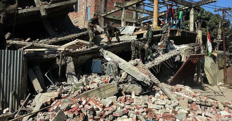 Soldados indios remueven los escombros de una casa que colapsó durante el sismo de 6.7 grados de magnitud, en Imphal, capital del estado de Manipur, ubicada al noreste de India. 