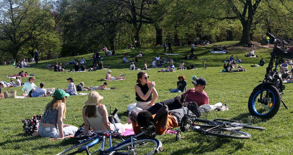 Tomar el sol, una buena alternativa para que el cuerpo produzca vitamina D.