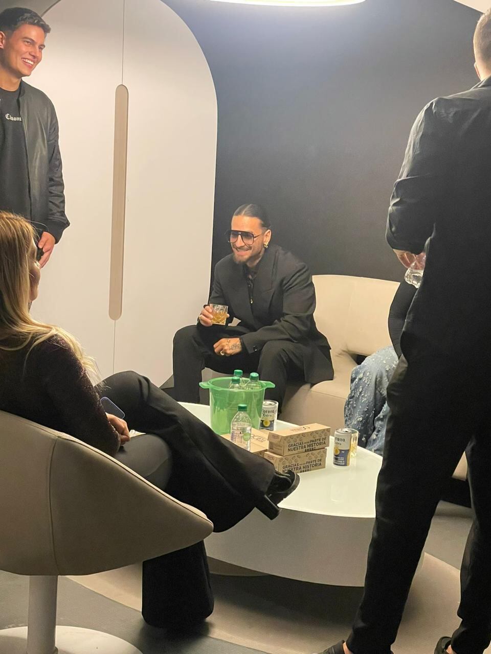Maluma en la suit privada del Coliseo MedPlus