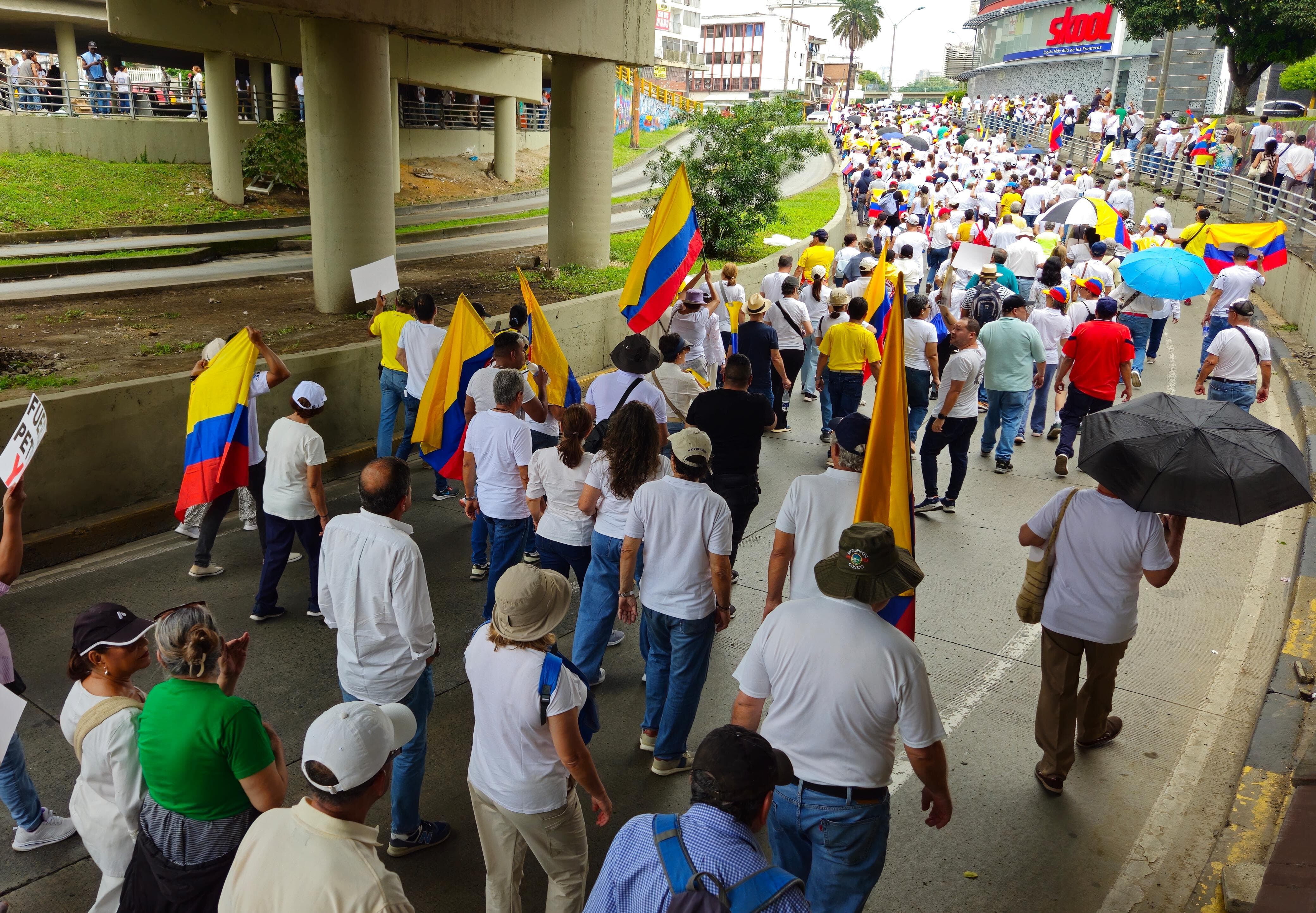 Marcha en contra del gobierno Petro por la calle quinta en Cali