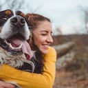 Mujer joven con perro