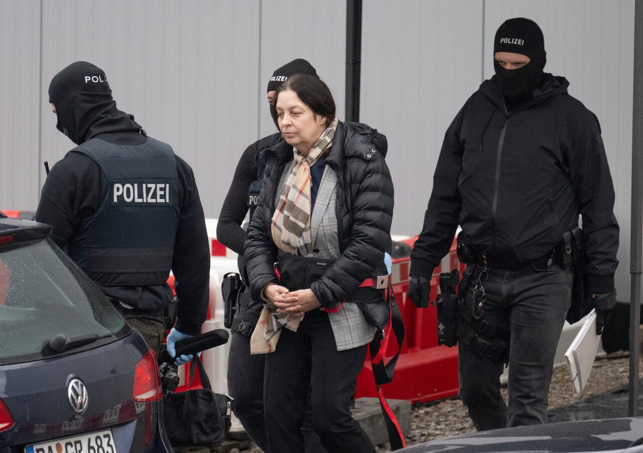 La acusada Birgit Malsack-Winkemann, al frente, en el centro, sale de una sala temporal construida para un juicio que comienza el martes en Frankfurt, Alemania, el martes 21 de mayo de 2024.