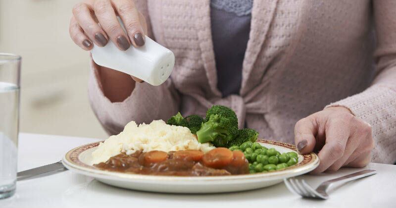 El exceso en el consumo de sal genera graves afectaciones en el organismo.  Foto: 123RF / Ian Allenden