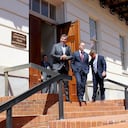 El ministro de Comercio de Canadá, Dominic LeBlanc, centro-izquierda, y el representante comercial de Estados Unidos, Jamieson Greer, salen de una reunión en Washington D. C.