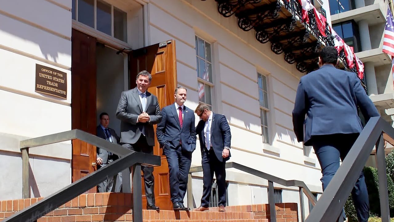 El ministro de Comercio de Canadá, Dominic LeBlanc, centro-izquierda, y el representante comercial de Estados Unidos, Jamieson Greer, salen de una reunión en Washington D. C.