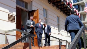 El ministro de Comercio de Canadá, Dominic LeBlanc, centro-izquierda, y el representante comercial de Estados Unidos, Jamieson Greer, salen de una reunión en Washington D. C.