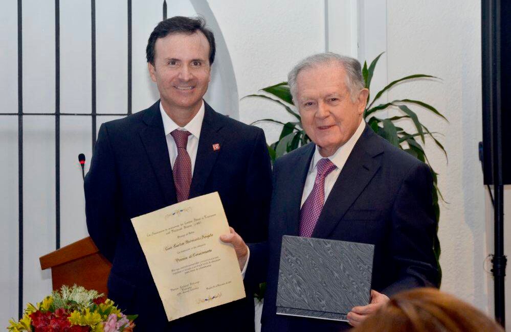 Hernàn Cadavid y Luis Carlos Samiento premio a Luis Carlos Sarmiento por la Asociación de exalumnos del London School of Economics and Political Science LSE foto Diana Rey Melo