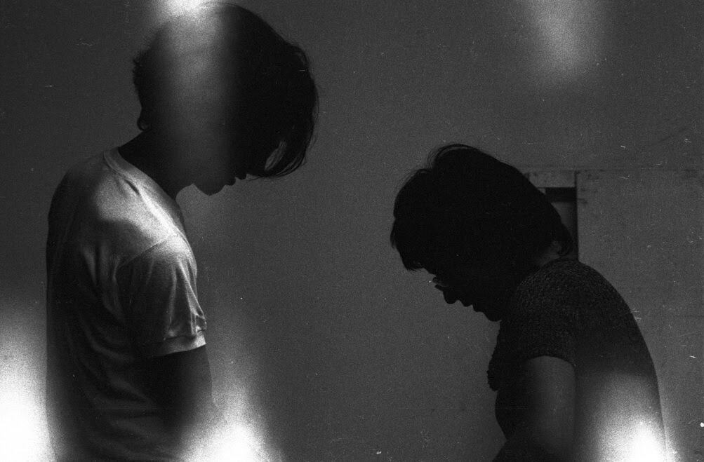 Años 70. En pleno Boom de la literatura latinoamericana y del realismo mágico, mientras todos los escritores buscaban migrar a Barcelona o Paris para conseguir una editorial poderosa, Andrés Caicedo, desde la provincia colombiana escribía guiones cinematográficos adaptando historias de H.P Lovecraft, el maestro del horror, para venderlos en Hollywood a Roger Corman, afamado productor de películas de serie B.