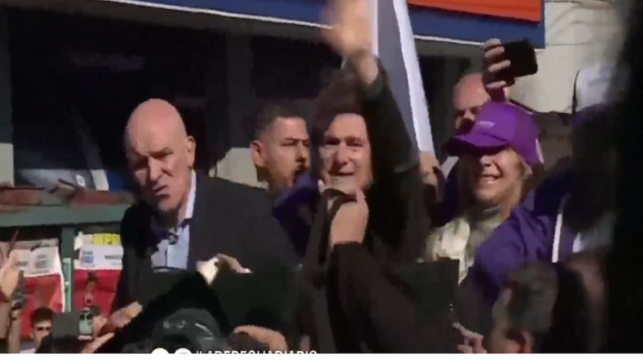 Javier Milei fue atacado por manifestantes de izquierda.