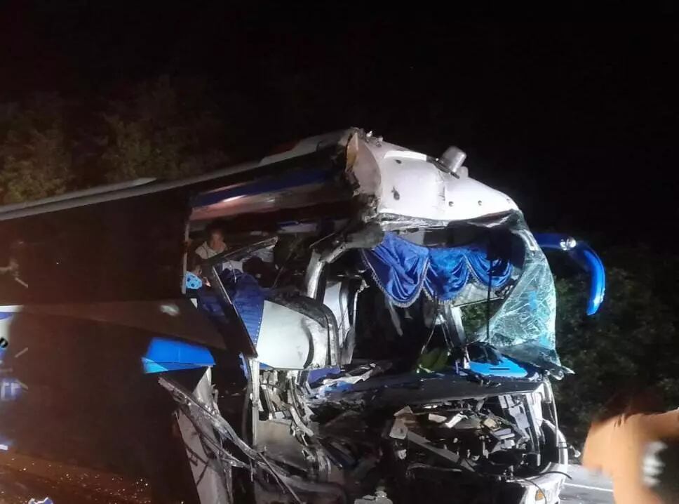 Por el fuerte impacto la parte delantera del bus quedó destruida