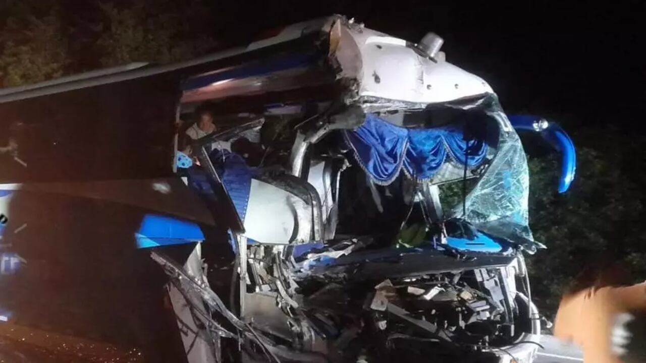 Por el fuerte impacto la parte delantera del bus quedó destruida