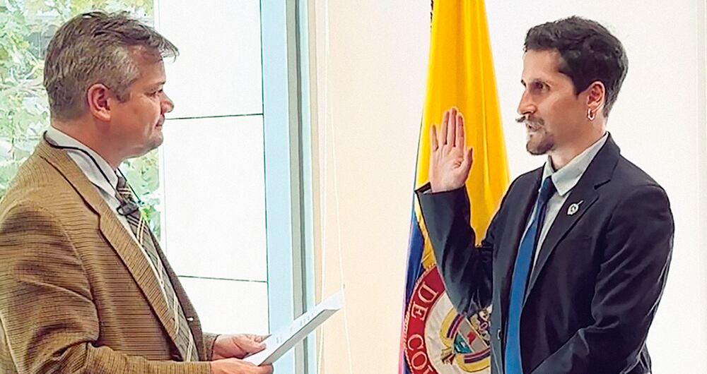 Sebastián Guanumen, estratega recientemente nombrado cónsul en Santiago de Chile, no es el único de su familia que logró un cargo en el Gobierno.