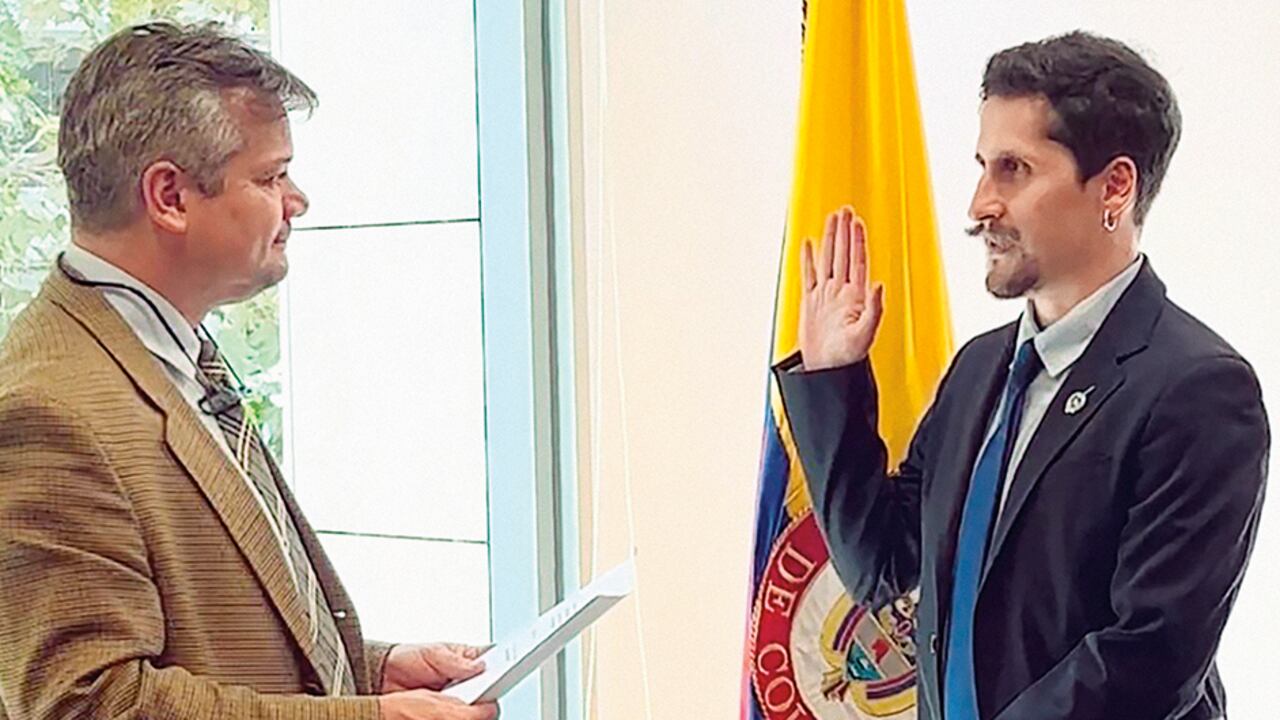 Sebastián Guanumen, estratega recientemente nombrado cónsul en Santiago de Chile, no es el único de su familia que logró un cargo en el Gobierno.