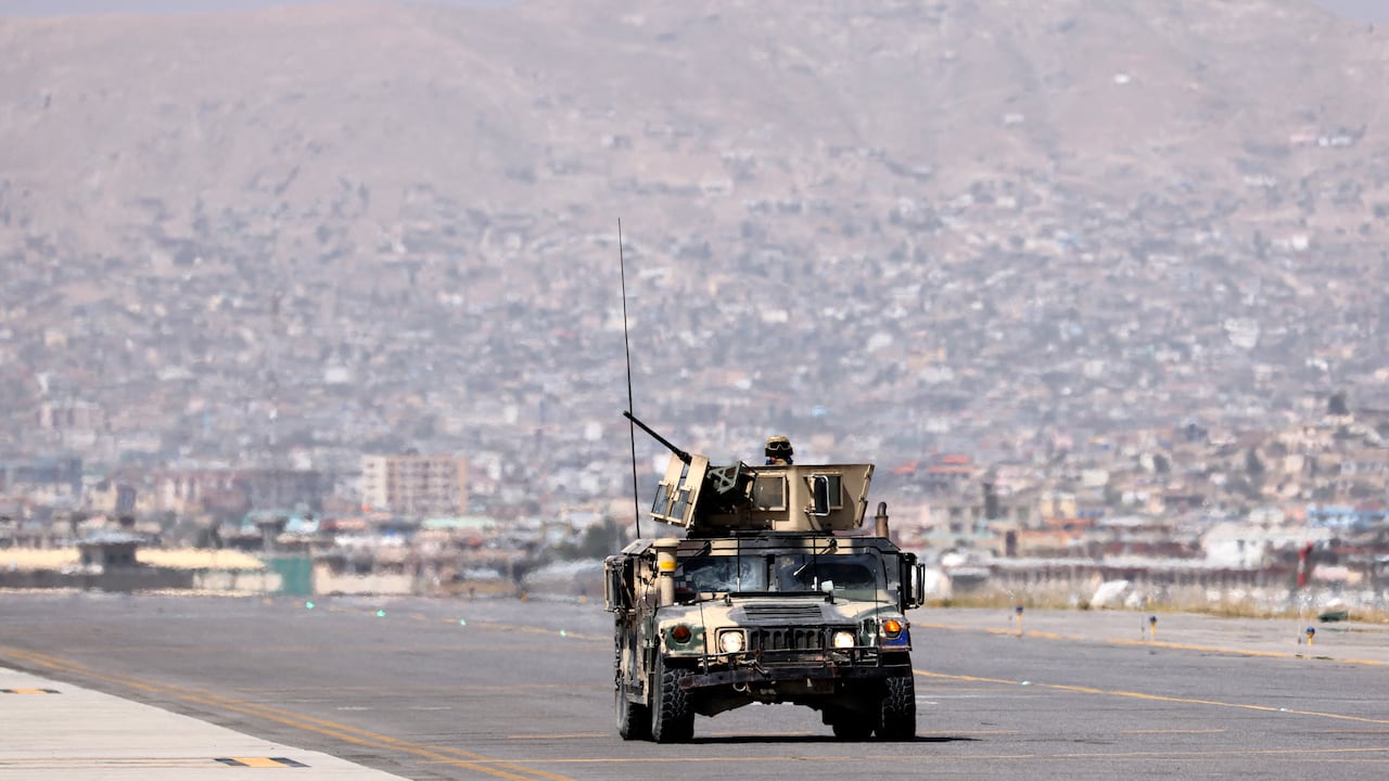 Combatientes talibanes patrullan en un vehículo blindado en el aeropuerto de Kabul el 13 de septiembre de 2021. (Foto de Karim SAHIB / AFP) /